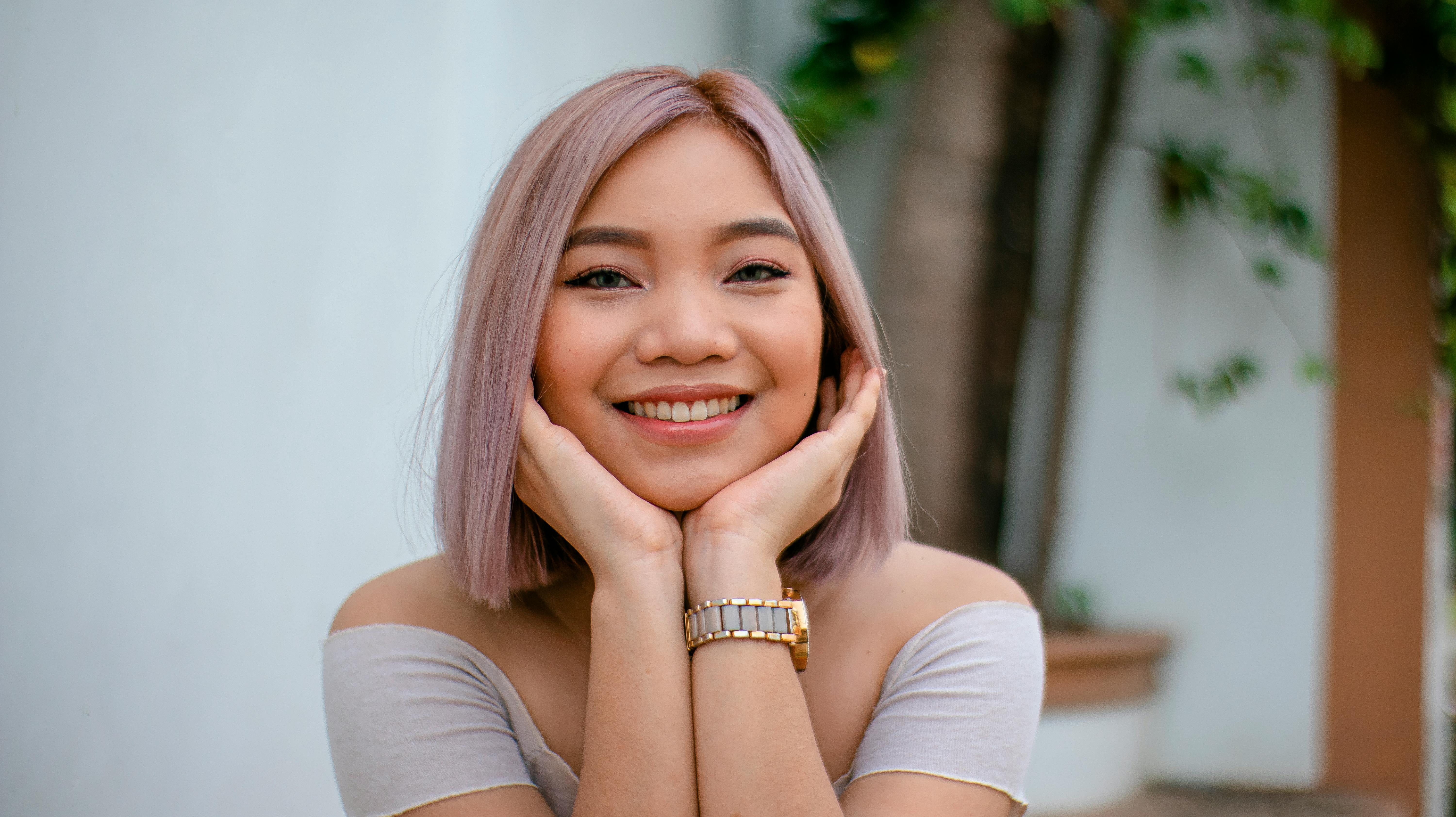 Atelier coloration dans les nuances blond très très clair rose ou gris, à ST OUEN