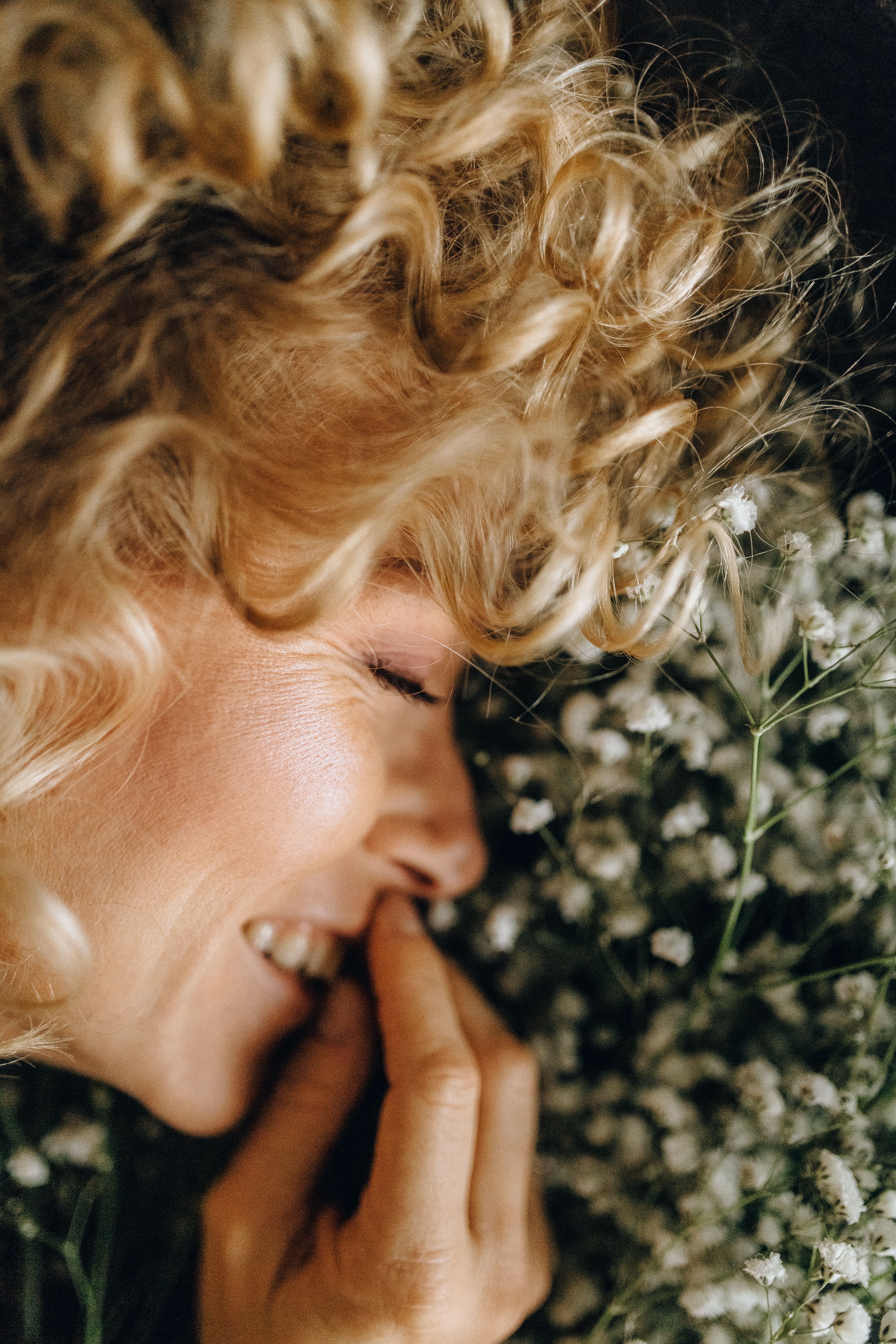 Atelier coloration, dans la nuance blond clair, en juillet, près de Paris