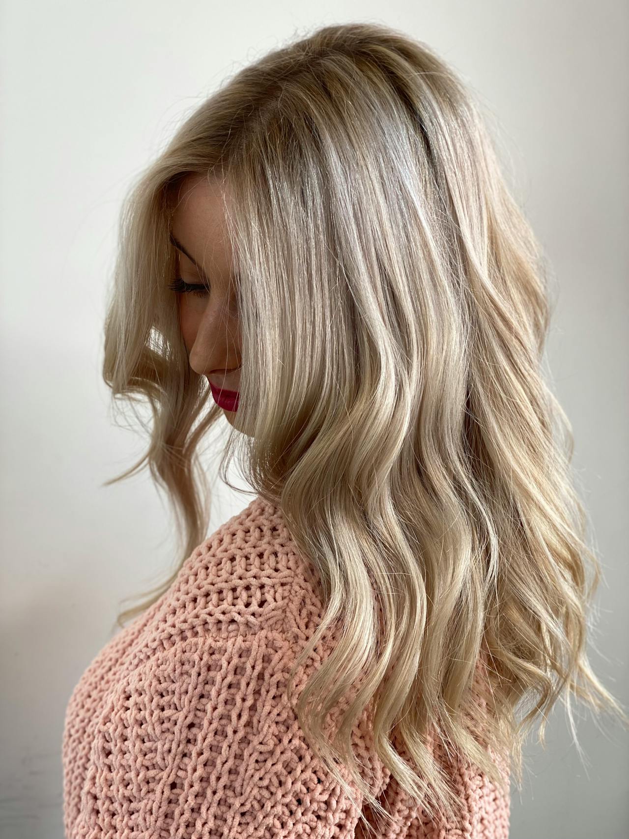 Coloration le 23 mai: fort pourcentage de cheveux blancs, différentes nuances disponibles